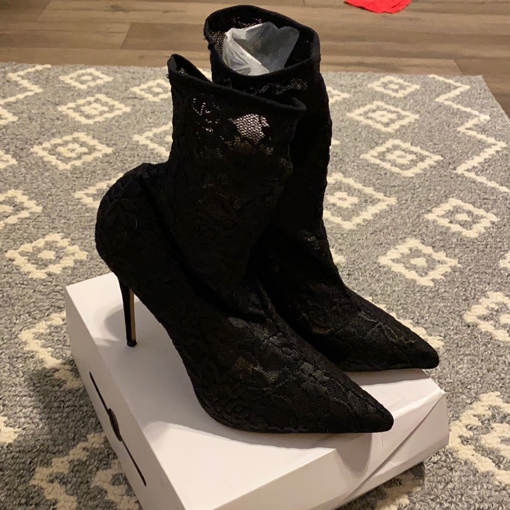 Super sexy lace booties size 8.5